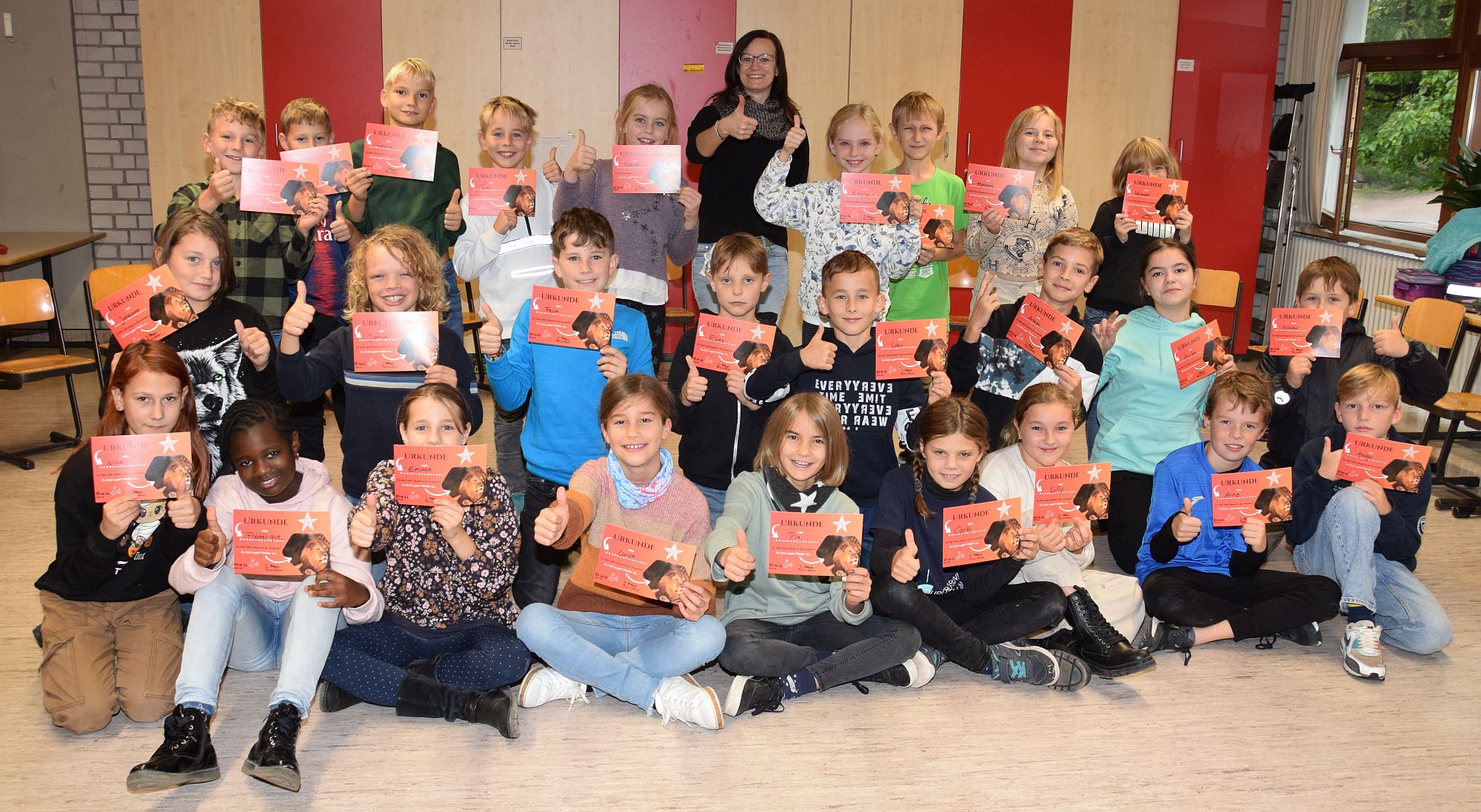 Foto aller Kinder mit Urkunden